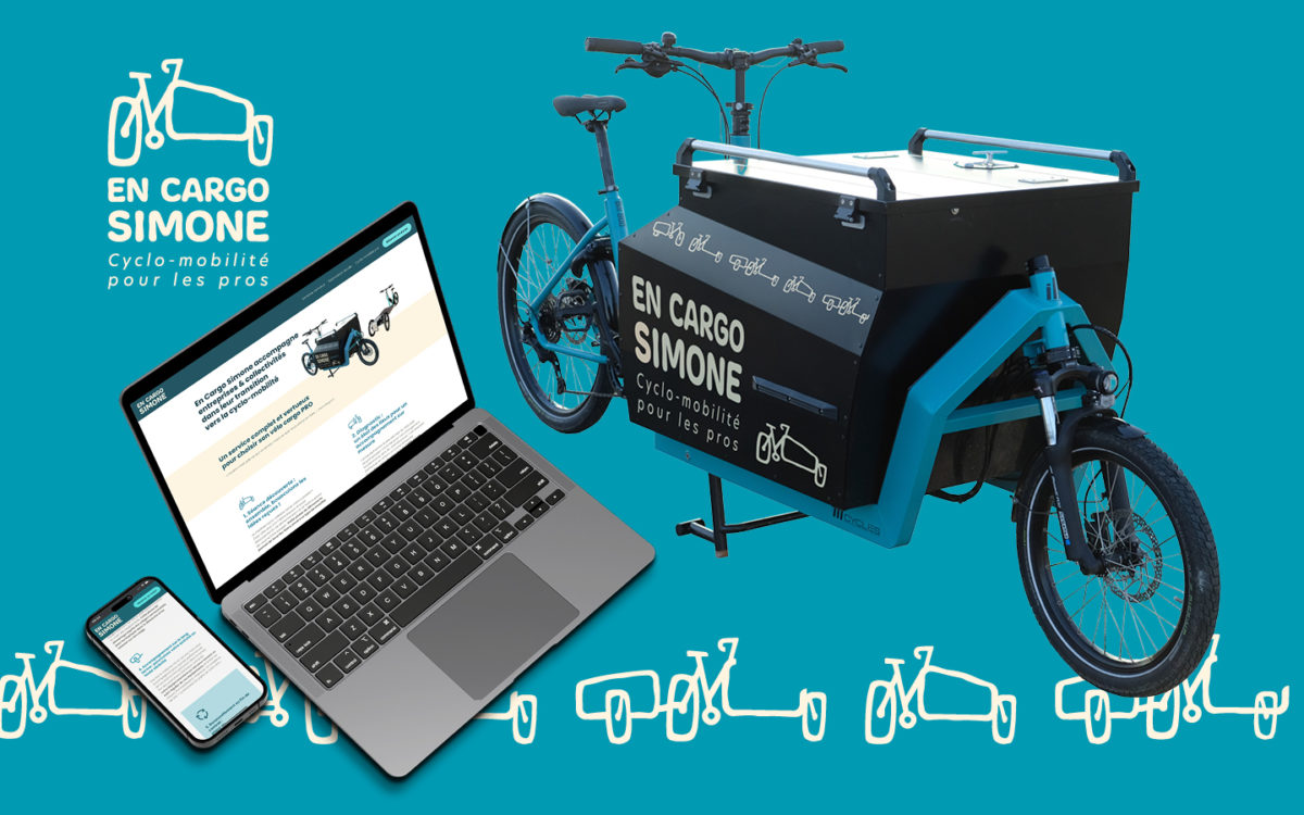 Site et cargo avec sticker En Cargo Simone sur fond bleu avec le motif de vélo en bas du visuel